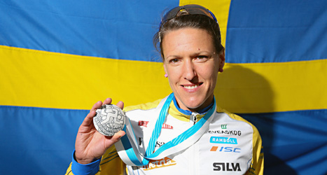 Annika Billstam visar upp silvermedaljen från spintloppet i VM i orientering. Foto: Sören Andersson/Scanpix.